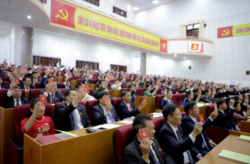 Các đại biểu biểu quyết thông qua Nghị quyết Đại hội. 