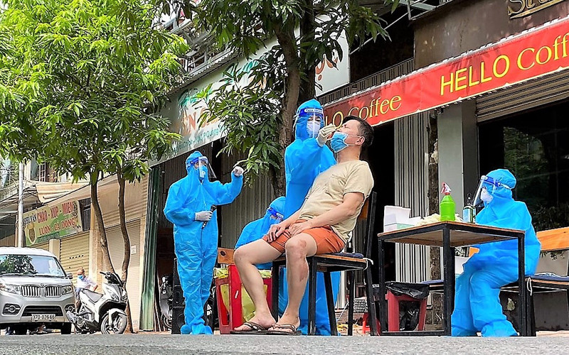 Lấy mẫu xét nghiệm trên diện rộng lần thứ ba ở phường Hồng Sơn, TP Vinh.