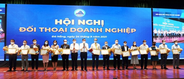 Tặng bằng khen cho các doanh nghiệp.