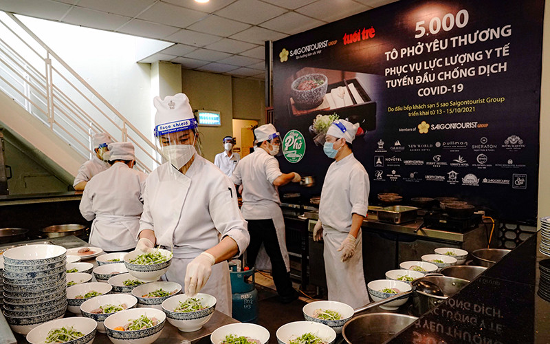 Chương trình “5.000 tô phở yêu thương” phục vụ lực lượng y tế tuyến đầu chống dịch.