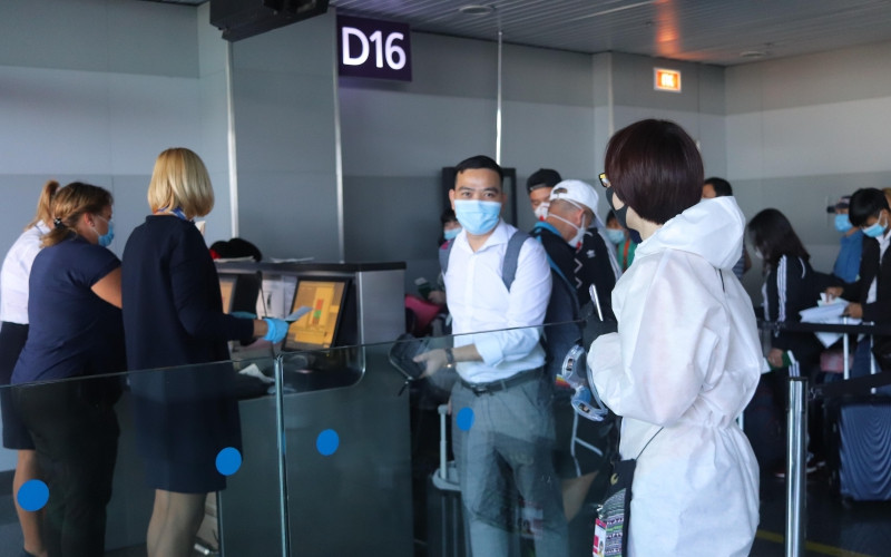 Làm thủ tục xuất cảnh tại sân bay quốc tế Borispol, Ukraine.