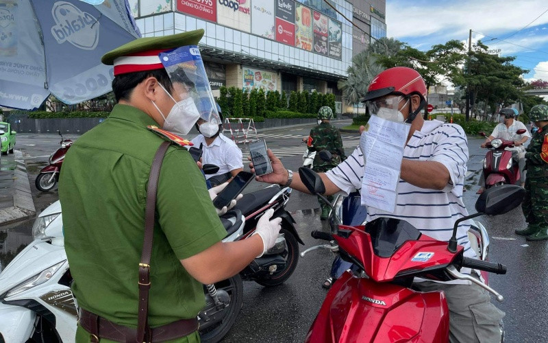 Lực lượng công an kiểm tra các phương tiện lưu thông tại các chốt, trạm.