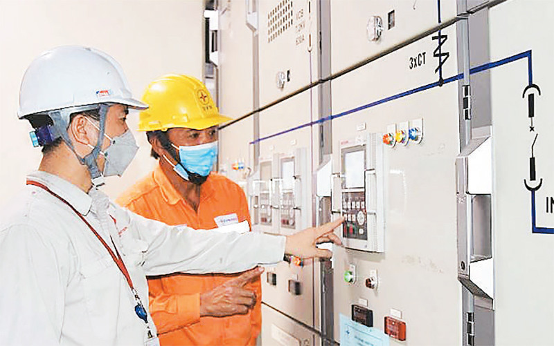 Vận hành hệ thống điện tại Công ty TNHH Lotte Coralis Việt Nam, đơn vị tham gia chương trình điều chỉnh phụ tải điện với EVNHANOI.