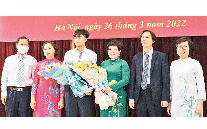 Em Đỗ Hoàng Quốc Bảo (thứ ba từ bên trái ) cùng các thầy, cô giáo Trường THPT chuyên Hà Nội-Amsterdam.