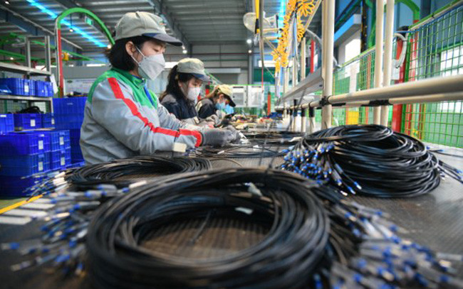 Lao động tại Công ty cổ phần Kỹ thuật công nghiệp Á Châu, khu công nghệ cao Hòa Lạc, Hà Nội (Ảnh: Thành Đạt).