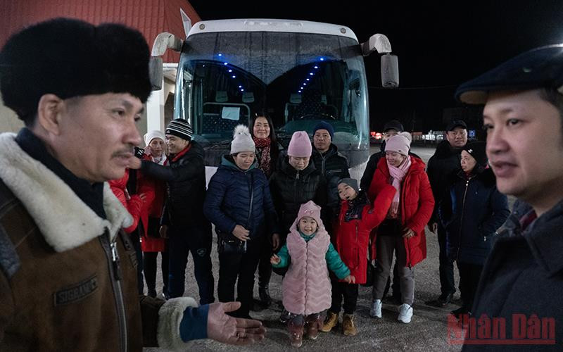 Đại diện Đại sứ quán và cộng đồng người Việt tại LB Nga đón công dân Việt Nam sơ tán. (Ảnh: Thanh Thể)