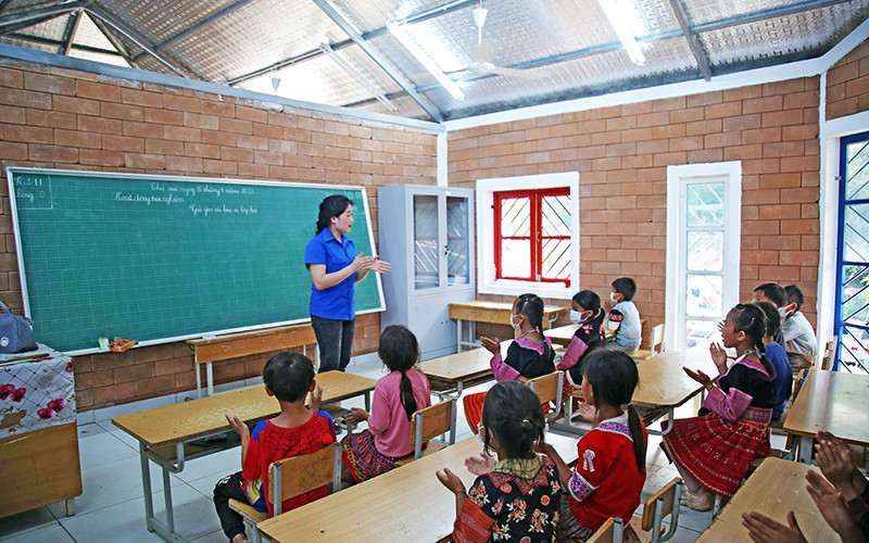 Cô trò điểm trường Bó Kiếng trong lớp học mới khang trang. (Ảnh ĐĂNG HẢI)