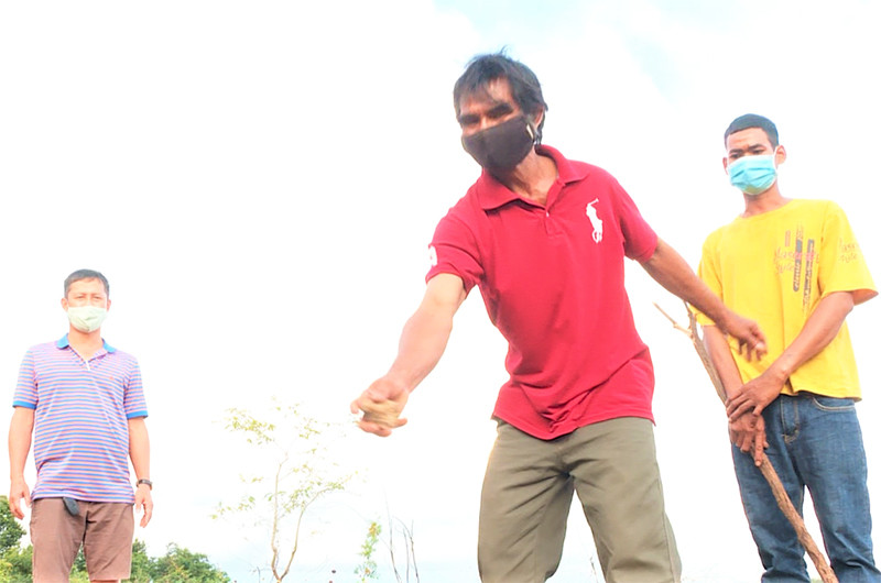 Phòng Cảnh sát hình sự, Công an tỉnh Đắk Lắk đưa các đối tượng đến hiện trường để thực nghiệm lại việc đánh chết người.