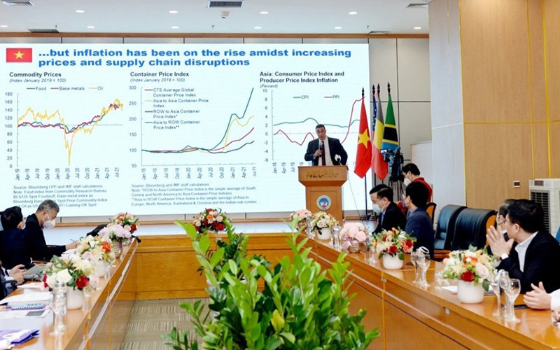 Các diễn giả trao đổi ý kiến tại đầu cầu Hà Nội. (Ảnh: Đại học Kinh tế quốc dân).