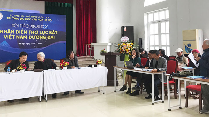 Trao đổi ý kiến về thơ lục bát tại hội thảo.