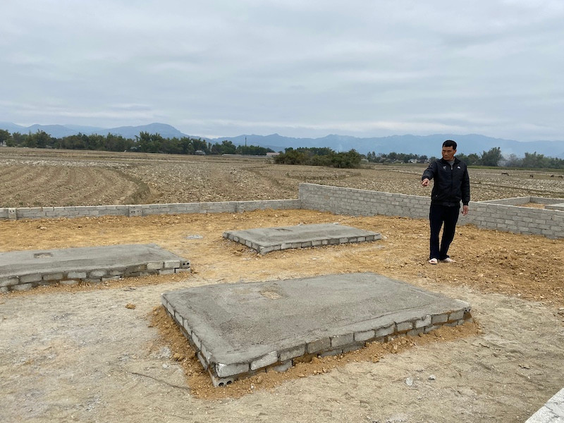 Ông Lò Văn Thông, Bí thư chi bộ bản Món chỉ cho phóng viên khu ruộng đã được đổ đất, xây quây và các mộ giả… khiến người dân vô cùng bức xúc. 