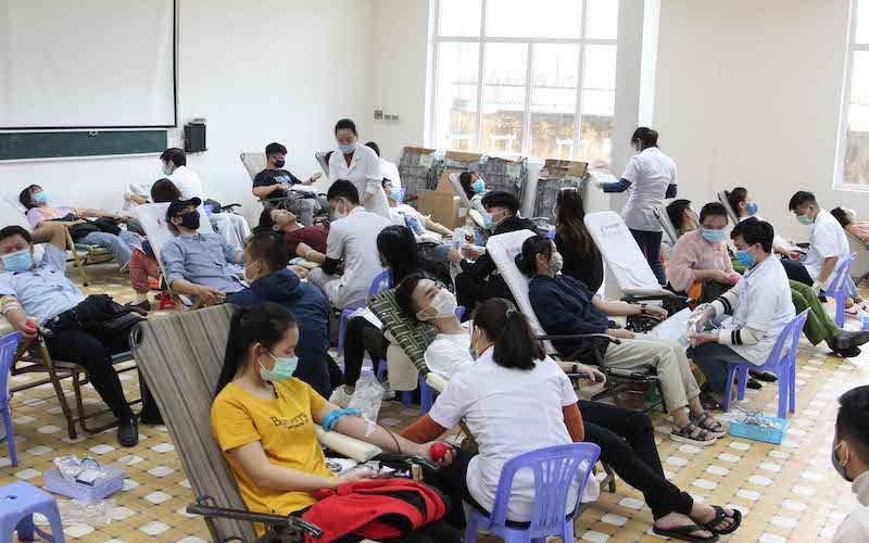 Các bạn trẻ hiến máu tại Ngày hội “Chủ nhật Đỏ”