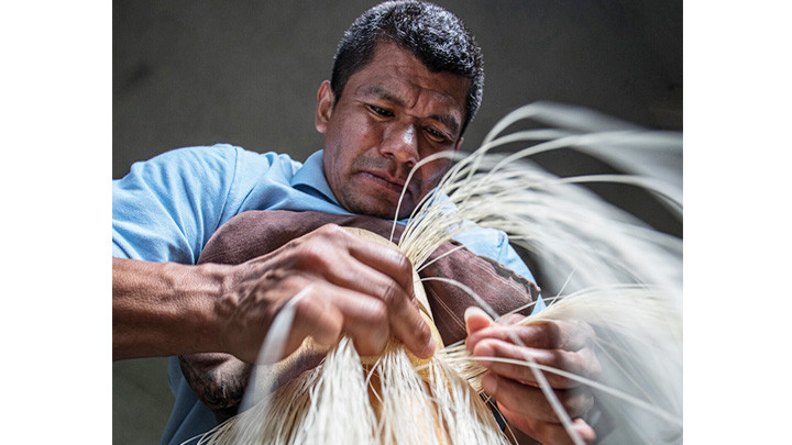 Nghệ nhân Simón Espinal làm mũ phớt Panama. Ảnh: NEW YORK TIMES