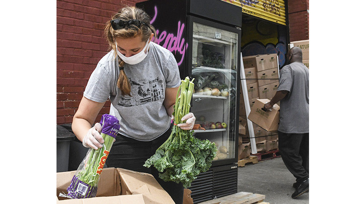 Các tủ lạnh cộng đồng luôn được bổ sung thực phẩm. Ảnh: NYTIMES