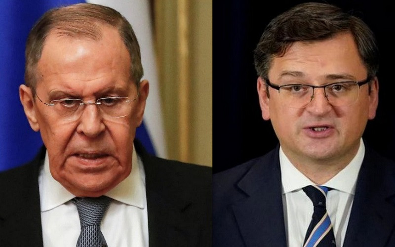 Ngoại trưởng Nga Sergei Lavrov (trái) và người đồng cấp Ukraine Dmytro Kuleba. (Ảnh: Reuters)