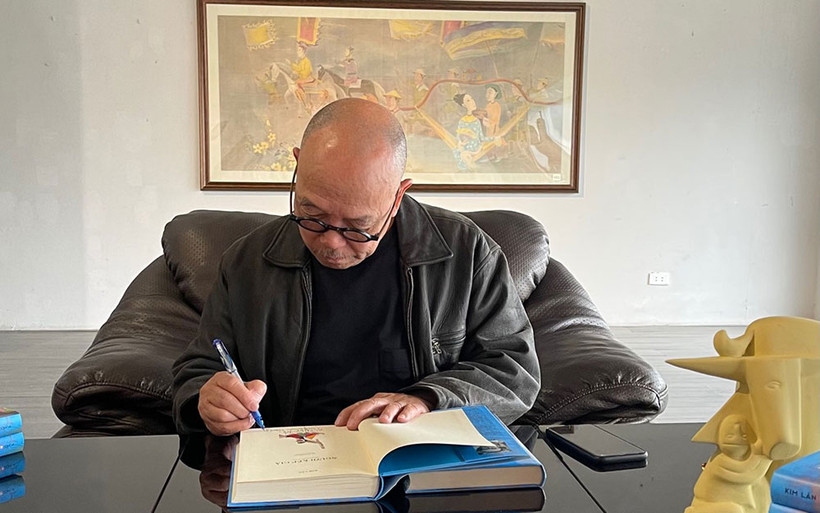 Họa sĩ Thành Chương ký tặng sách cho bạn đọc.