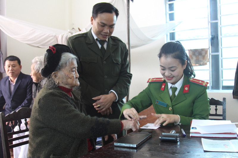 Công an TP Vinh xuống tận nhà gia đình chính sách, người già, ốm đau để làm chứng minh nhân dân. (Ảnh Phạm Thủy – Báo Công an Nghệ An).