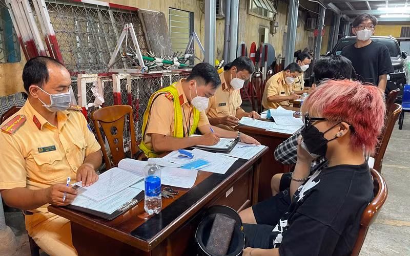 Lực lượng chức năng làm việc với các đối tượng lưu thông sai quy định tối 22/5.