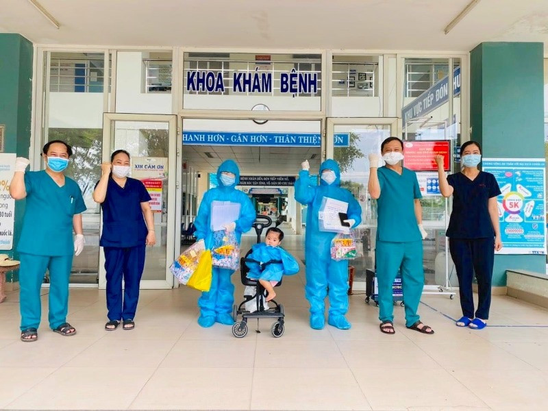 Bệnh nhân Covid-19 nhỏ tuổi nhất tại Đà Nẵng xuất viện chiều nay, 7-6.