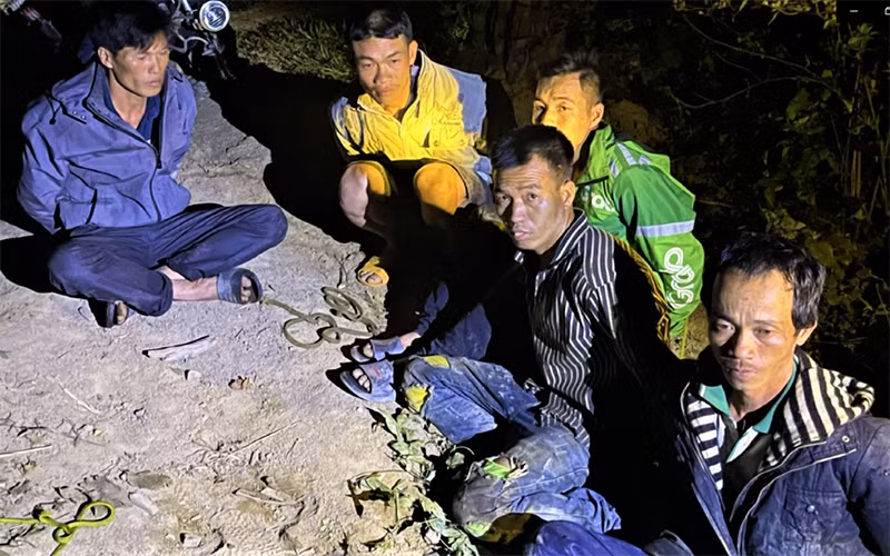 Các đối tượng khai thác và vận chuyển gỗ Pơ-mu trái phép bị lực lượng Công an huyện Krông Bông bắt giữ.