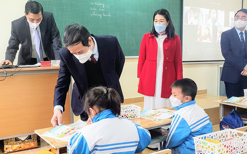 Bộ trưởng Nguyễn Kim Sơn kiểm tra việc dạy và học trực tiếp tại Trường tiểu học Minh Tân, huyện Thủy Nguyên (thành phố Hải Phòng) sáng 9/2.