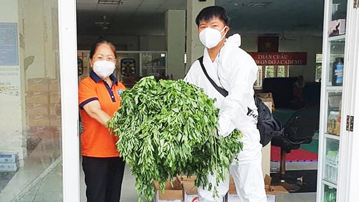 Tình nguyện viên vận chuyển rau củ đến với người nghèo trong mùa dịch.