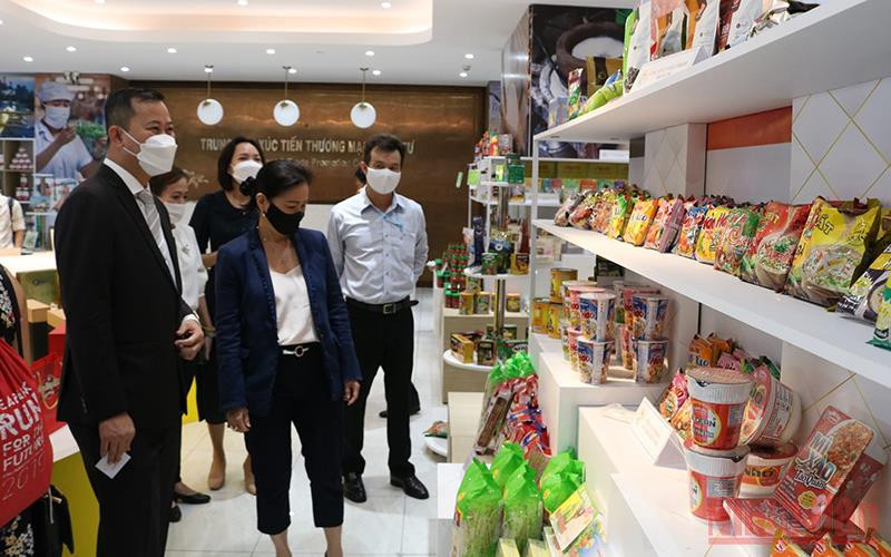 Các đại biểu tham quan gian hàng trưng bày tại Phòng trưng bày xuất khẩu thuộc ITPC.