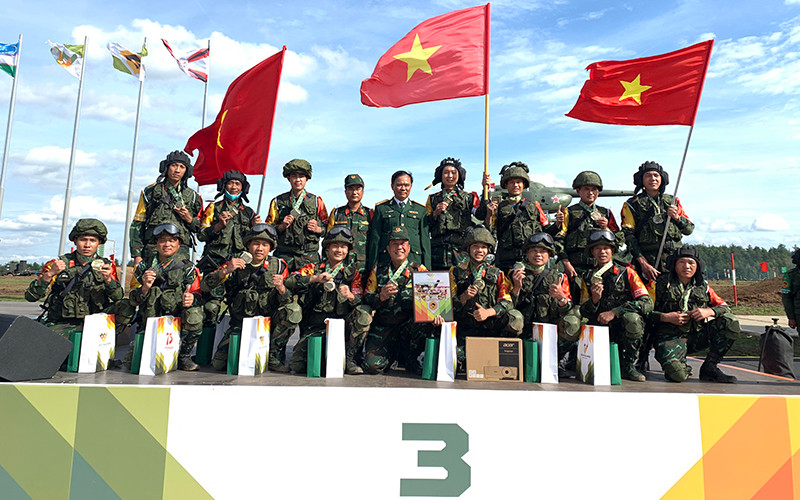 Đội tuyển Công binh bảo vệ thành công Huy chương Đồng cuộc thi Kíp xe công binh “Lộ trình an toàn” tại Army Games 2020. Ảnh: HUY LINH/QĐND