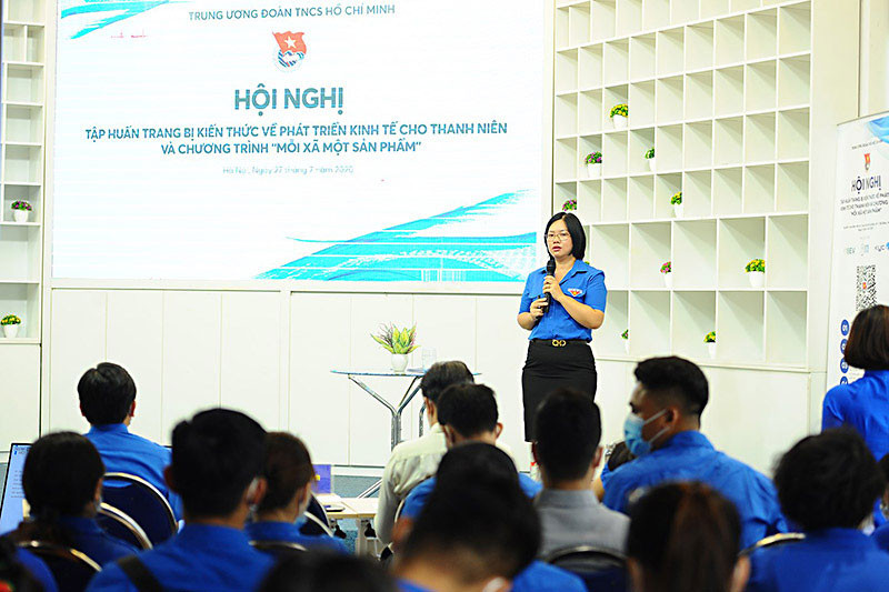 Đồng chí Nguyễn Thị Thu Vân, Trưởng Ban Thanh niên nông thôn (T.Ư Đoàn TNCS Hồ Chí Minh) trình bày một chuyên đề tại Hội nghị.