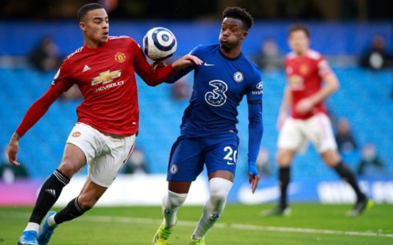 M. Greenwood (áo đỏ, Man United) tranh bóng với Hudson-Odoi của Chelsea.