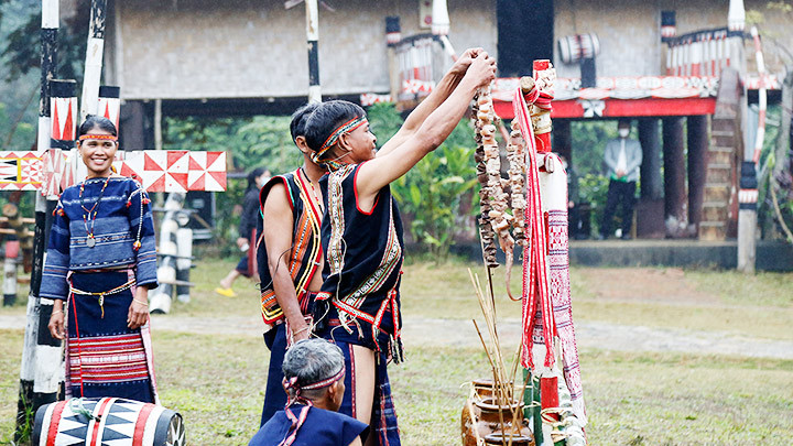 Ông mối treo các vật thiêng lên cột gưng chuẩn bị làm lễ. 