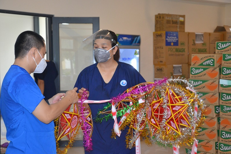 Nhiệm vụ quan trọng nhất, khó khăn nhất chính là… làm lồng đèn. Mọi người đều tập trung để có những chiếc lồng đèn xinh xắn gửi đến các em nhỏ.