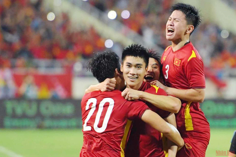 Nhâm Mạnh Dũng ăn mừng bàn thắng ở phút 83 trong vòng tay đồng đội. (Ảnh: THÀNH ĐẠT)