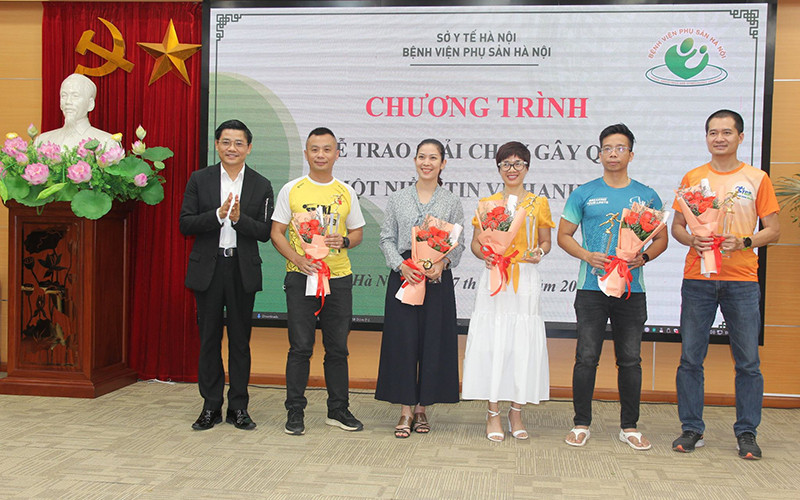 PGS, TS Nguyễn Duy Ánh trao giải cho các đội và cá nhân.