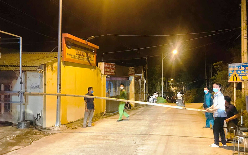 Lực lượng chức năng ở thị xã Nghi Sơn lập chốt kiểm soát tại cụm dân cư phát sinh ca bệnh.