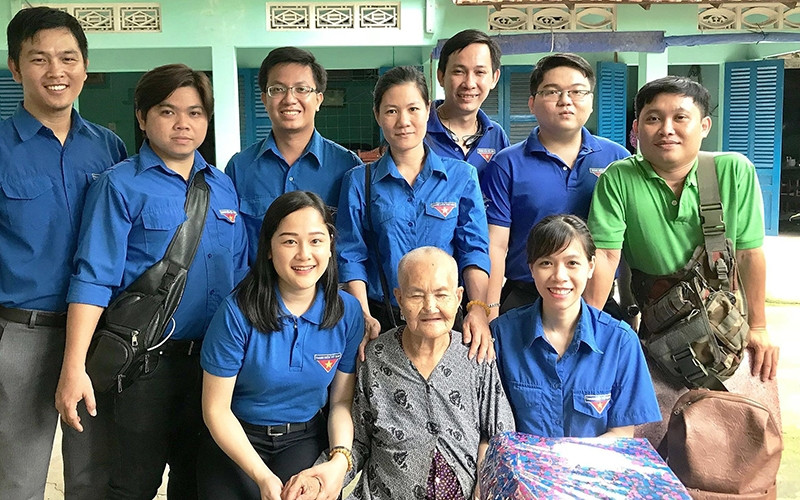 Các đoàn viên thanh niên thăm hỏi, tặng quà Bà mẹ Việt Nam Anh hùng Nguyễn Thị Phơi, xã An Nhơn Tây, huyện Củ Chi (TP Hồ Chí Minh). Ảnh: Bùi Anh Tuấn