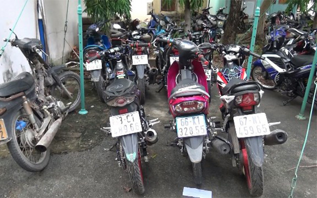 Các phương tiện bị giữ trong một cuộc đua xe trái phép tại Bình Dương, tháng 6-2020. (Ảnh: TRỊNH BÌNH)