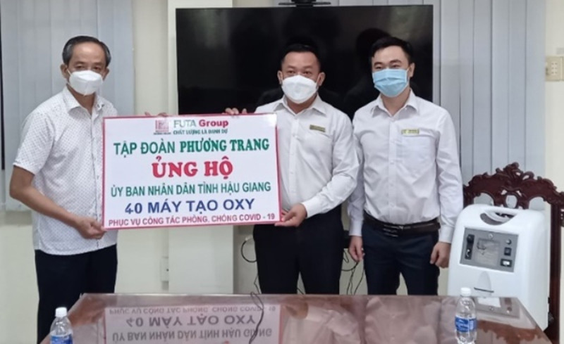 Đại diện Tập đoàn Phương Trang trao bảng tượng trưng ủng hộ tỉnh Hậu Giang.