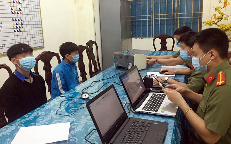 Cơ quan chức năng làm việc với những học sinh liên quan vụ việc.