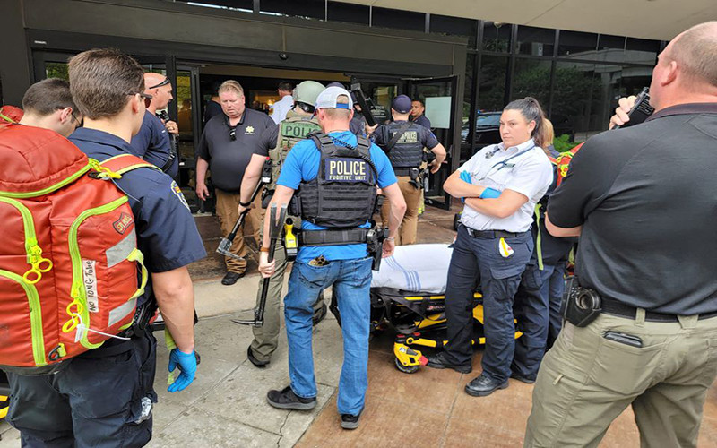 Nhân viên ứng phó khẩn cấp có mặt tại hiện trường vụ nổ súng. (Ảnh: Cảnh sát TP Tulsa)