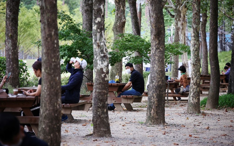 Người dân bảo đảm giữ khoảng cách an toàn khi tham quan 1 công viên tại thủ đô Seoul, ngày 27/9. (Ảnh: Reuters)