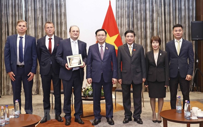 Chủ tịch Quốc hội Vương Đình Huệ tiếp lông Tamas Uri, Giám đốc Công ty EGIS khu vực Trung Đông Âu. (Ảnh: Doãn Tấn/TTXVN)