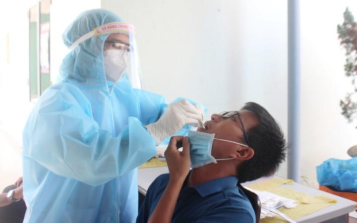 Lấy mẫu xét nghiệm lực lượng trực tiếp phòng, chống dịch.