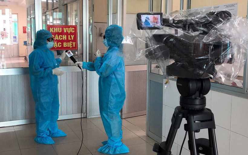 Phóng viên tác nghiệp. (Ảnh: TTXVN)