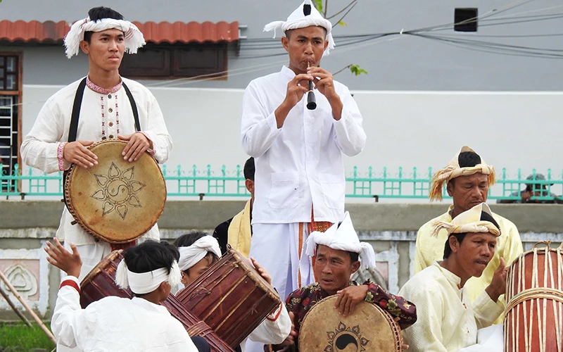Biểu diễn các nhạc cụ Chăm trong lễ hội đồng bào Chăm Ninh Thuận.