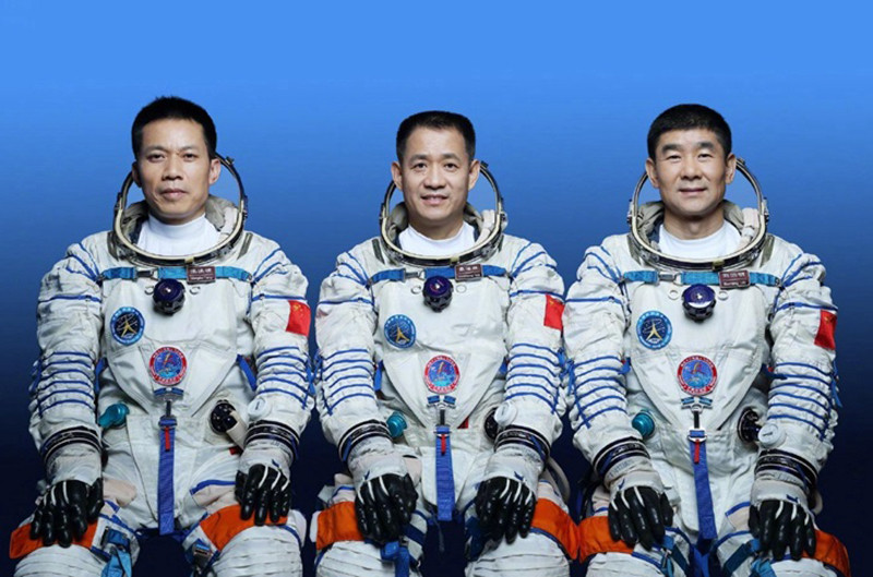 Phi hành đoàn của tàu Thần Châu 12, từ trái qua: Thang Hồng Ba, Nhiếp Hải Thắng, Lưu Bá Minh. (Nguồn: Tân Hoa xã)