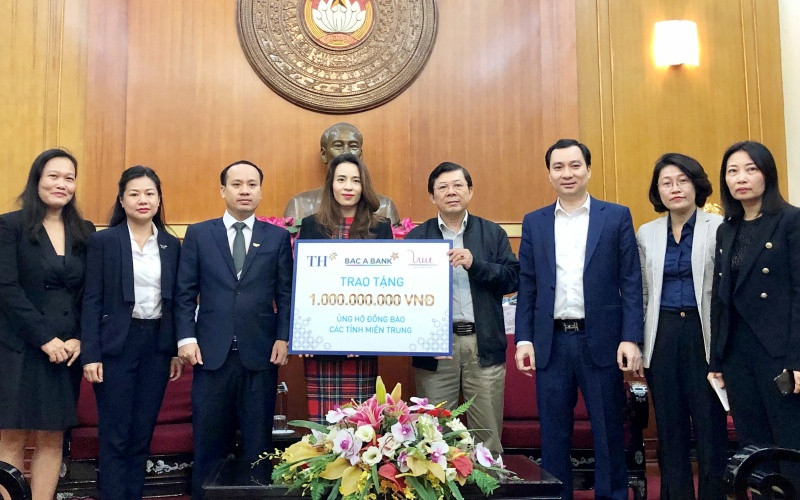 Đại điện Tập đoàn TH thông qua Ủy ban Trung ương Mặt trận Tổ quốc Việt Nam ủng hộ một tỷ đồng, sẻ chia với đồng bào miền trung bị lũ lụt. 