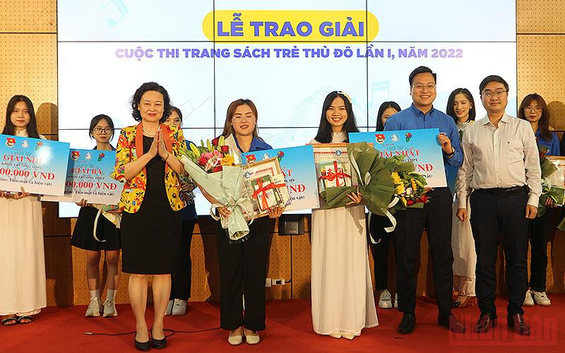 Đại diện Ban tổ chức Cuộc thi “Trang sách trẻ Thủ đô” trao giải nhất tặng các thí sinh Bùi Hà My và Nguyễn Thị Ánh Dương. 