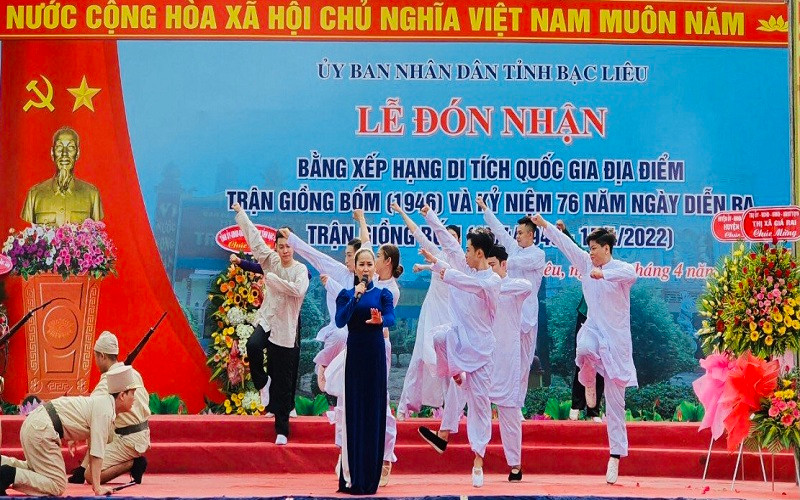 Một tiết mục văn nghệ chào mừng lễ đón nhận Bằng xếp hạng Di tích Quốc gia tại Bạc Liêu.