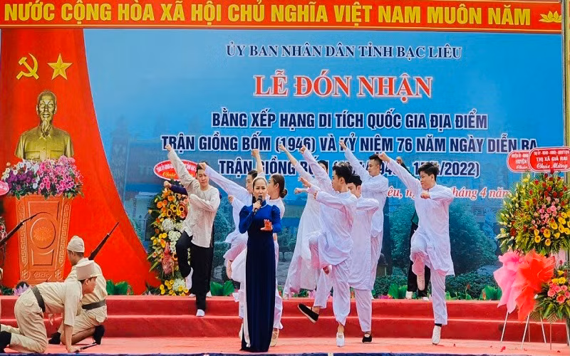 Một tiết mục văn nghệ chào mừng lễ đón nhận Bằng xếp hạng Di tích Quốc gia tại Bạc Liêu.